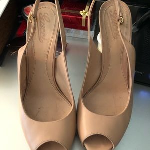 Gucci Cream Peep Toe Heels with Sleek Design